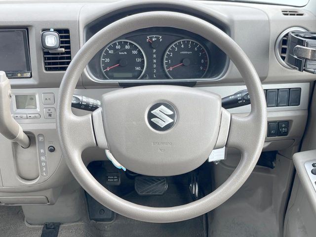 �C���e���A�ɍ��킹���f�U�C���̃X�e�A�����O�́A�^�]�������̂��Ƃ��l���A�^�]���₷���`��A�傫���ł��B�����x�A���ۂɐG���Ă��m���߂��������B