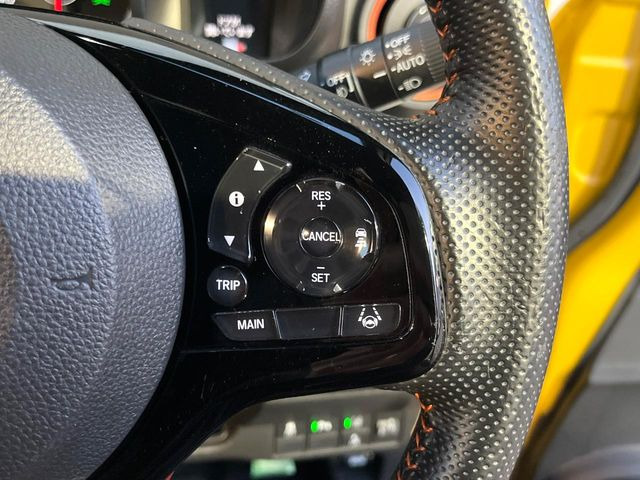 【アダプティブクルーズコントロール】高速道路での長距離走行が楽に!!自動で速度を保つクルーズコントロールが、衝突軽減システムと連携し、前方の車両を感知して車間を保つように速度調節してくれます!!