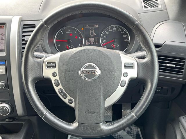 �C���e���A�ɍ��킹���f�U�C���̃X�e�A�����O�́A�^�]�������̂��Ƃ��l���A�^�]���₷���`��A�傫���ł��B�����x�A���ۂɐG���Ă��m���߂��������B