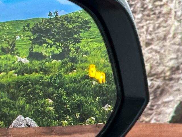 【ブラインドスポットモニター】走行中、ドアミラーの死角になりやすい箇所に後続車が接近するとサイドミラーのレンズに警告を表示!ドライバーに注意喚起をしてくれます。