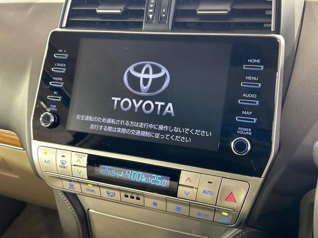 【メーカー純正ナビ】インテリアに溶け込むスタイリッシュな「専用設計」メーカーナビを装備♪視認性や操作性など基本性能にも優れ、より上質なカーライフをお楽しみいただけます。