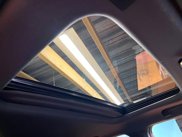 【サンルーフ】開放感たっぷりの希少装備、サンルーフが装着されています!車内に明かりを取り入れたり景色を楽しむ以外にも、車内の空気も簡単に換気できて快適です!