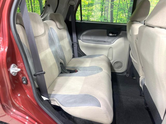 後部座席も気になるようなキズ・汚れやへたり等、大きなダメージはなく、良好な状態です。