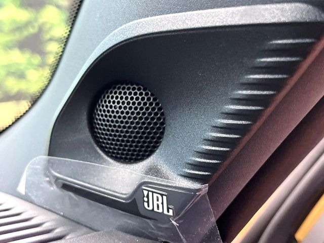 【JBLサウンドシステム】高品位サウンドシステムを搭載。専用のチューニングが施された大小様々なスピーカーから良質なサウンドが奏でられ、臨場感あふれる音響空間を演出します。