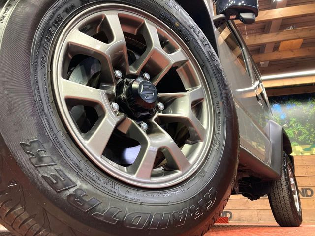 �y����15�C���`�A���~�z�C�[���z�O�ςɃ}�b�`���������A���~�z�C�[���𑕒����Ă���܂��B�e��ЊO�A���~�z�C�[����A�X�^�b�h���X�^�C�����戵�����Ă���܂��B���񂲑��k����������