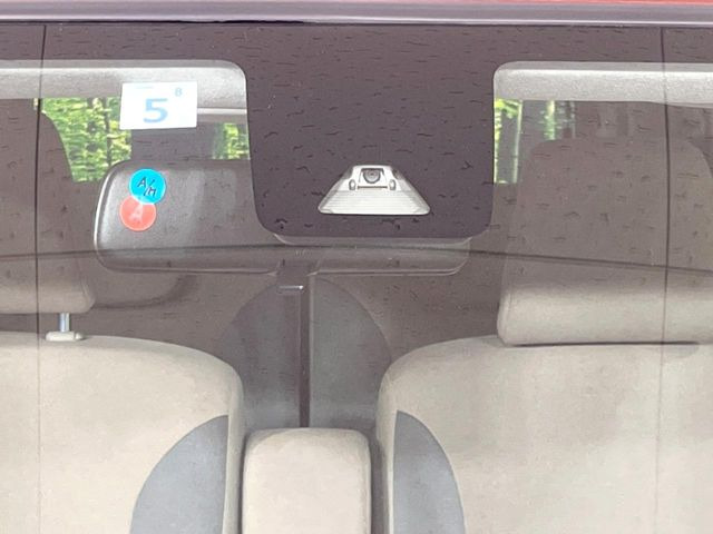 【スマートアシスト】走行中に前方の車両等を認識し、衝突しそうな時は警報とブレーキで衝突回避と被害軽減をアシスト。より安全にドライブをお楽しみいただけます。