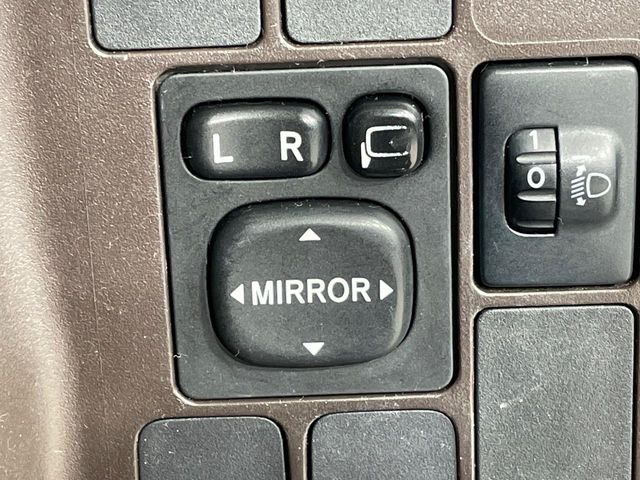 �y�d���i�[�~���[�z�T�C�h�~���[�͓d���i�[���ƂȂ��Ă���A�������ԏ�ł��L�Y�������X�N��}�����܂��B