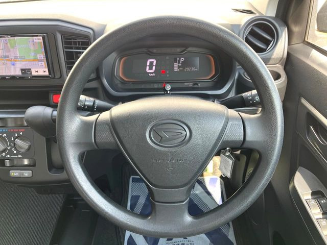 �C���e���A�ɍ��킹���f�U�C���̃X�e�A�����O�́A�^�]�������̂��Ƃ��l���A�^�]���₷���`��A�傫���ł��B�����x�A���ۂɐG���Ă��m���߂��������B