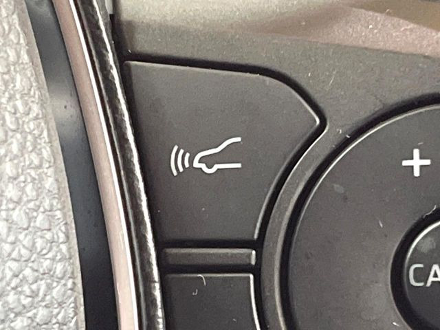 【トヨタセーフティセンス】走行中に前方の車両等を認識し、衝突しそうな時は警報とブレーキで衝突回避と被害軽減をアシスト。より安全にドライブをお楽しみいただけます。