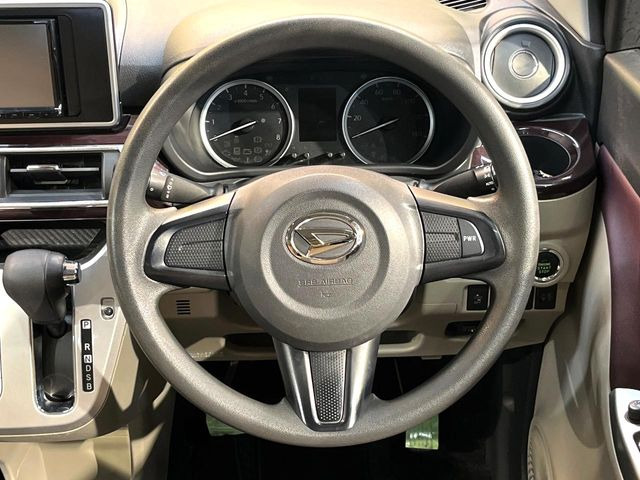 �C���e���A�ɍ��킹���f�U�C���̃X�e�A�����O�́A�^�]�������̂��Ƃ��l���A�^�]���₷���`��A�傫���ł��B�����x�A���ۂɐG���Ă��m���߂��������B