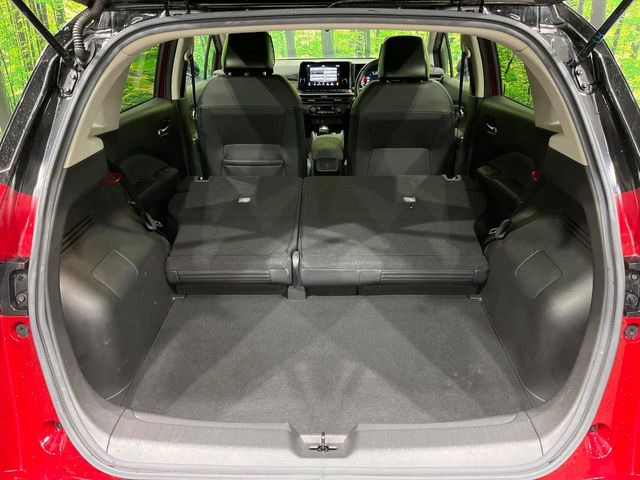 ���i�̂���������ʋ΁A���}���ɏ\���ȉ׎��X�y�[�X���m�ۂ��Ă���܂��B�Z�J���h�V�[�g��|���ƁA�傫�ȉו��̐ύڂ��\�ł���