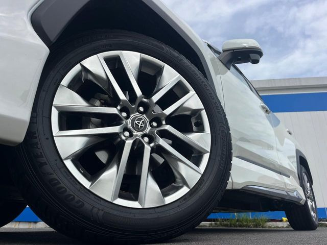 【純正19インチアルミホイール】外観にマッチした純正アルミホイールを装着しております。各種社外アルミホイールや、スタッドレスタイヤも取扱いしております。是非ご相談ください♪