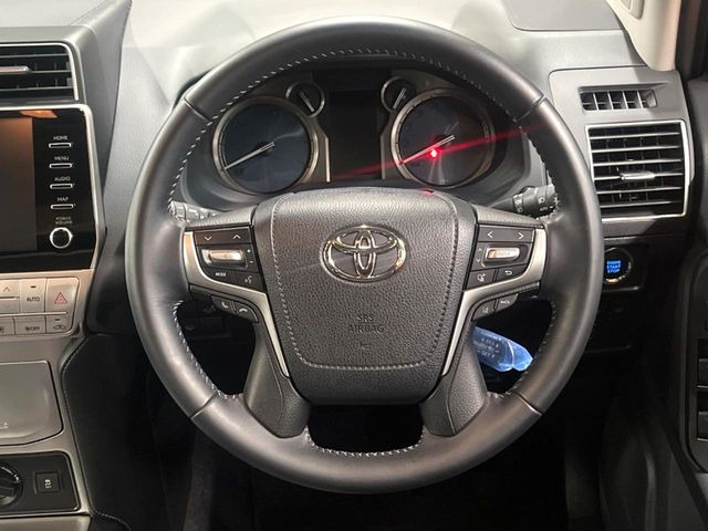 �C���e���A�ɍ��킹���f�U�C���̃X�e�A�����O�́A�^�]�������̂��Ƃ��l���A�^�]���₷���`��A�傫���ł��B�����x�A���ۂɐG���Ă��m���߂��������B