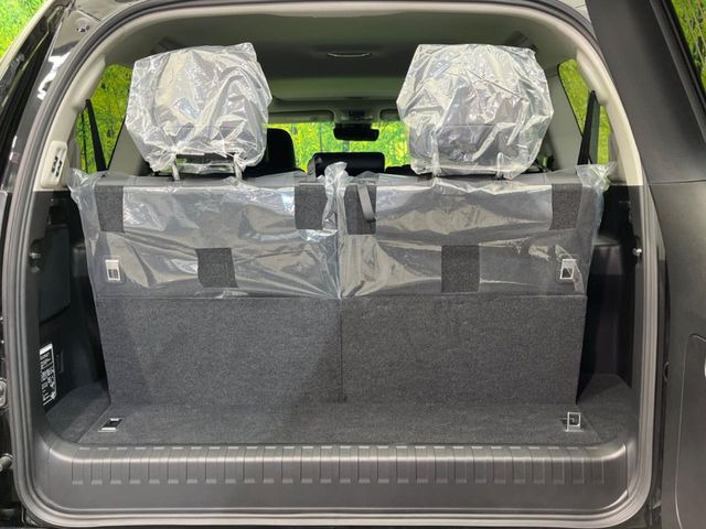 普段のお買い物や通勤、送迎等に十分な荷室スペースを確保しております。サードシートを倒すと、大きな荷物の積載も可能です♪