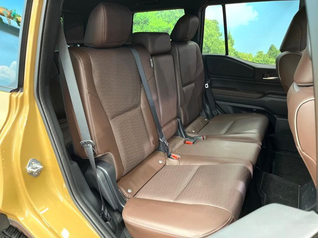 後部座席も気になるようなキズ・汚れやへたり等、大きなダメージはなく、良好な状態です。