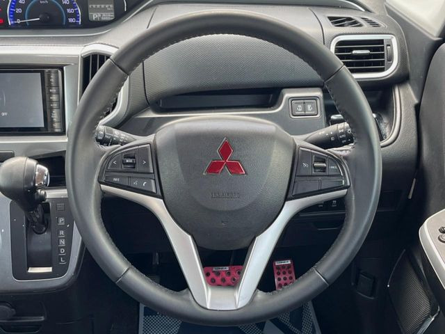 �C���e���A�ɍ��킹���f�U�C���̃X�e�A�����O�́A�^�]�������̂��Ƃ��l���A�^�]���₷���`��A�傫���ł��B�����x�A���ۂɐG���Ă��m���߂��������B