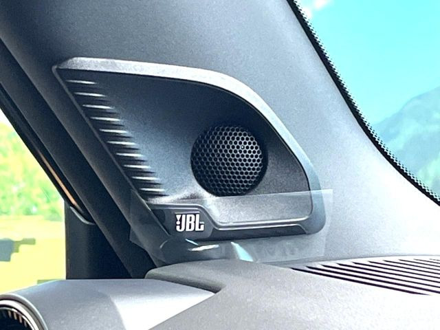 �yJBL�T�E���h�V�X�e���z���[�J�[�I�v�V�����̍��i�ʃT�E���h�V�X�e���𓋍ځB��p�̃`���[�j���O���{���ꂽ�召�l�X�ȃX�s�[�J�[����ǎ��ȃT�E���h���t�ł��A�Տꊴ���ӂ�鉹����Ԃ����o���܂��B