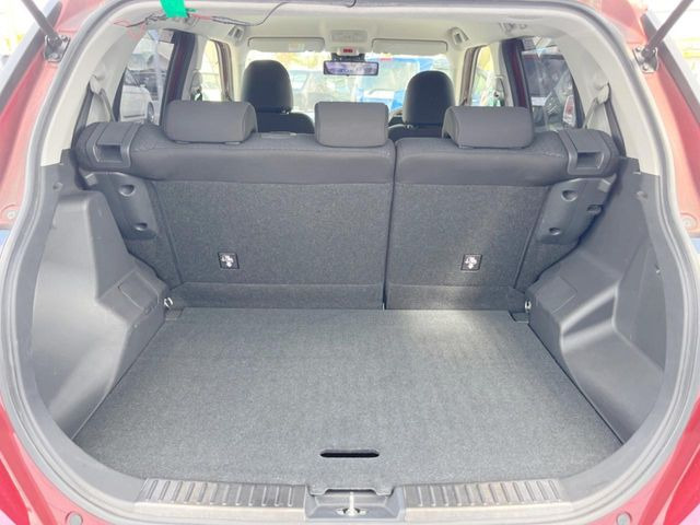 ���i�̂���������ʋ΁A���}���ɏ\���ȉ׎��X�y�[�X���m�ۂ��Ă���܂��B�Z�J���h�V�[�g��|���ƁA�傫�ȉו��̐ύڂ��\�ł���