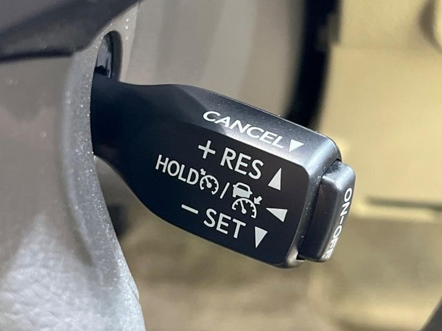 【レーダークルーズコントロール】高速道路での長距離走行が楽に!!自動で速度を保つクルーズコントロールが、衝突軽減システムと連携し、前方の車両を感知して車間を保つように速度調節してくれます!!