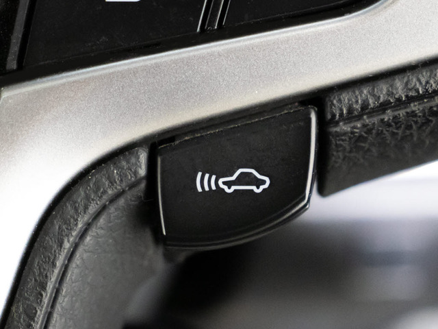 �Փˉ���x���^�v���N���b�V���Z�[�t�e�B�V�X�e�� �O���ɏo��������Q���ɑ΂��x��𔭂��A�h���C�o�[�Ɍx���B�����Ƀu���[�L�A�V�X�g�ɂ��Փˉ���Ƒ��x���y�����܂��B