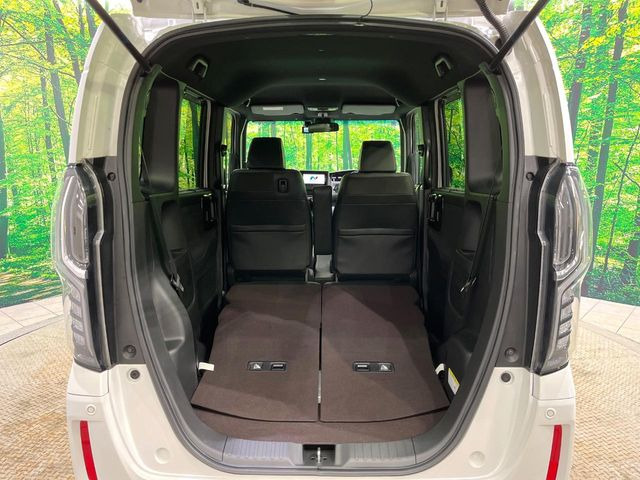 ���i�̂���������ʋ΁A���}���ɏ\���ȉ׎��X�y�[�X���m�ۂ��Ă���܂��B�Z�J���h�V�[�g��|���ƁA�傫�ȉו��̐ύڂ��\�ł���