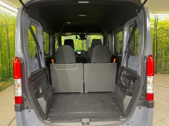 ���i�̂���������ʋ΁A���}���ɏ\���ȉ׎��X�y�[�X���m�ۂ��Ă���܂��B�Z�J���h�V�[�g��|���ƁA�傫�ȉו��̐ύڂ��\�ł���