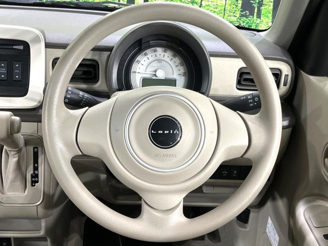 �C���e���A�ɍ��킹���f�U�C���̃X�e�A�����O�́A�^�]�������̂��Ƃ��l���A�^�]���₷���`��A�傫���ł��B�����x�A���ۂɐG���Ă��m���߂��������B