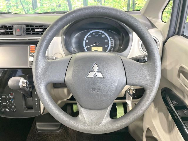 �C���e���A�ɍ��킹���f�U�C���̃X�e�A�����O�́A�^�]�������̂��Ƃ��l���A�^�]���₷���`��A�傫���ł��B�����x�A���ۂɐG���Ă��m���߂��������B