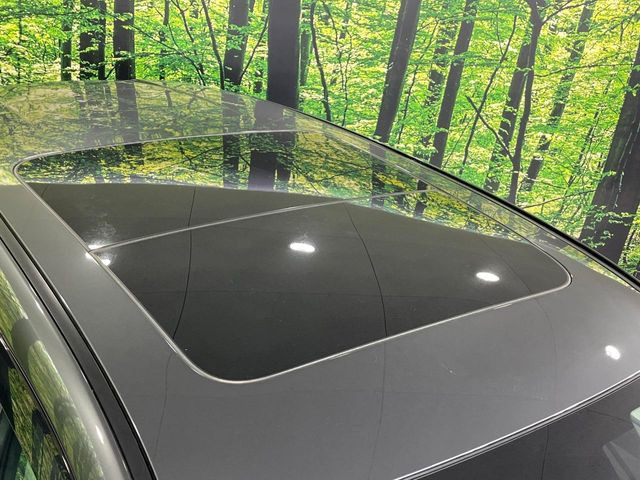 【サンルーフ】開放感たっぷりの希少装備、サンルーフが装着されています!車内に明かりを取り入れたり景色を楽しむ以外にも、車内の空気も簡単に換気できて快適です!