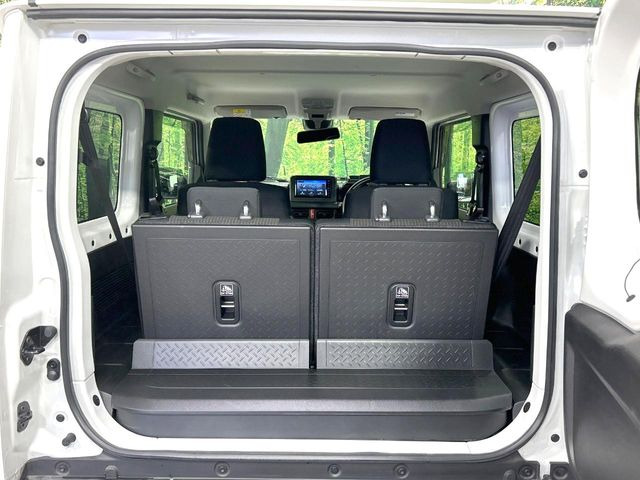 ���i�̂���������ʋ΁A���}���ɏ\���ȉ׎��X�y�[�X���m�ۂ��Ă���܂��B�Z�J���h�V�[�g��|���ƁA�傫�ȉו��̐ύڂ��\�ł���