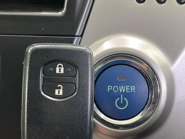 【スマートキー】カバンやポケットに入れたままでもドアの施錠・解錠が可能なスマートキーを装備。エンジンのオン・オフ時もカギを取り出す必要が無いからとっても便利です♪