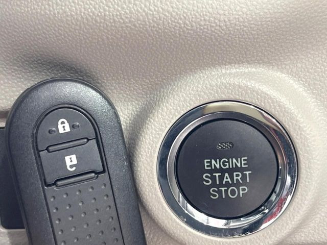 【キーフリーシステム】カバンやポケットに入れたままでもドアの施錠・解錠が可能なスマートキーを装備。エンジンのオン・オフ時もカギを取り出す必要が無いからとっても便利です♪