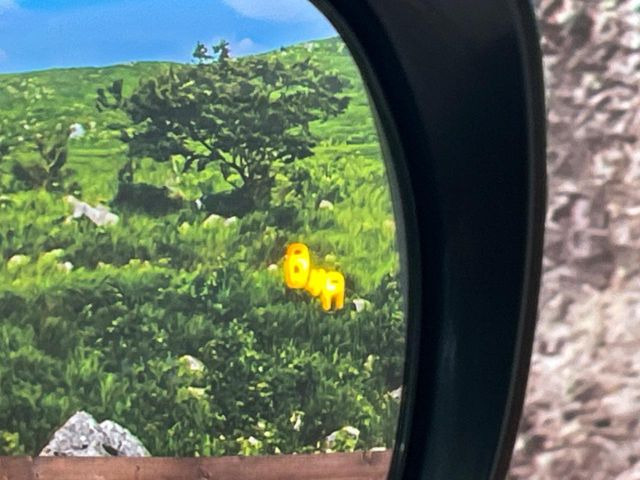 【ブラインドスポットモニター】走行中、ドアミラーの死角になりやすい箇所に後続車が接近するとサイドミラーのレンズに警告を表示!ドライバーに注意喚起をしてくれます。