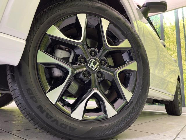 �y����18�C���`�A���~�z�C�[���z�O�ςɃ}�b�`���������A���~�z�C�[���𑕒����Ă���܂��B�e��ЊO�A���~�z�C�[����A�X�^�b�h���X�^�C�����戵�����Ă���܂��B���񂲑��k����������