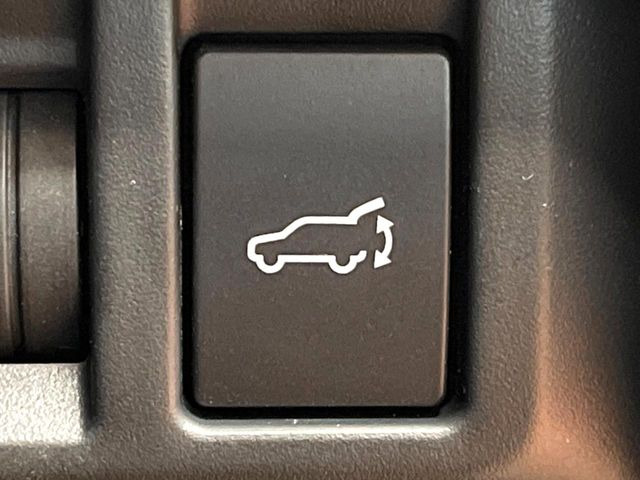 【パワーバックドア】スマートキーや運転席のボタンを押すだけでリアゲートが自動で開閉します!荷物を持っている時や、高い位置にあるバックドアを閉める際に便利な機能です♪