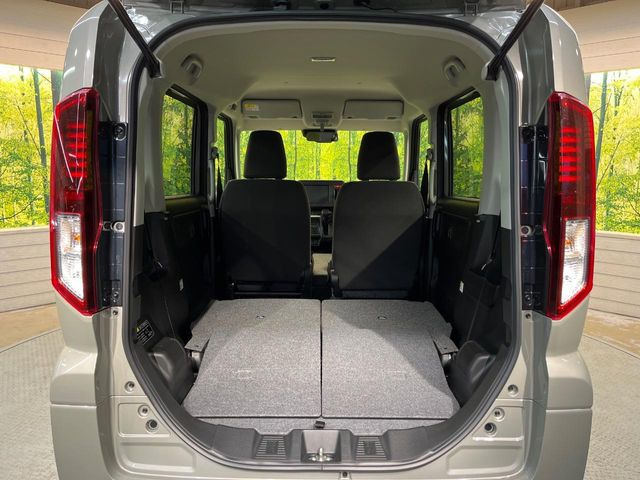 ���i�̂���������ʋ΁A���}���ɏ\���ȉ׎��X�y�[�X���m�ۂ��Ă���܂��B�Z�J���h�V�[�g��|���ƁA�傫�ȉו��̐ύڂ��\�ł���