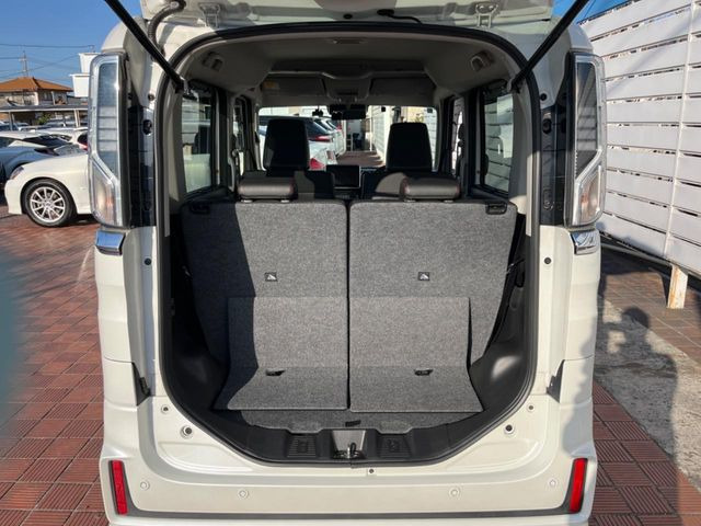 ���i�̂���������ʋ΁A���}���ɏ\���ȉ׎��X�y�[�X���m�ۂ��Ă���܂��B�Z�J���h�V�[�g��|���ƁA�傫�ȉו��̐ύڂ��\�ł���