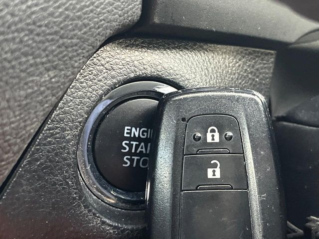 【スマートキー】カバンやポケットに入れたままでもドアの施錠・解錠が可能なスマートキーを装備。エンジンのオン・オフ時もカギを取り出す必要が無いからとっても便利です♪