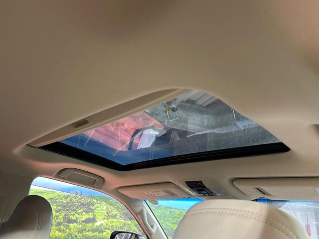 【サンルーフ】開放感たっぷりの希少装備、サンルーフが装着されています!車内に明かりを取り入れたり景色を楽しむ以外にも、車内の空気も簡単に換気できて快適です!