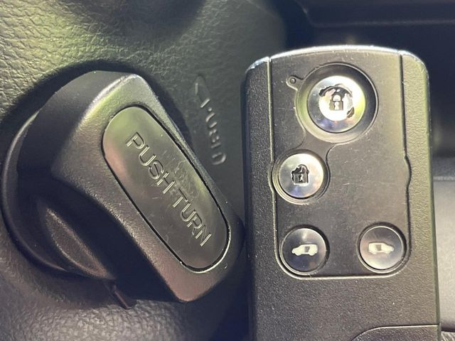 �yHonda�X�}�[�g�L�[�z�J�o����|�P�b�g�ɓ��ꂽ�܂܂ł��h�A�̎{���E�������\�ȃX�}�[�g�L�[�𑕔��B�G���W���̃I���E�I�t�����J�M�����o���K�v����������Ƃ��Ă��֗��ł���