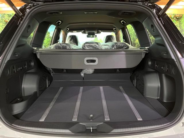 ���i�̂���������ʋ΁A���}���ɏ\���ȉ׎��X�y�[�X���m�ۂ��Ă���܂��B�Z�J���h�V�[�g��|���ƁA�傫�ȉו��̐ύڂ��\�ł���