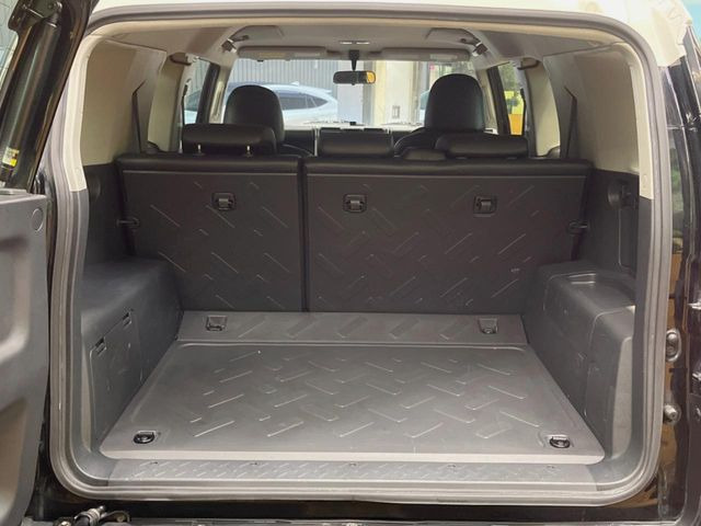 ���i�̂���������ʋ΁A���}���ɏ\���ȉ׎��X�y�[�X���m�ۂ��Ă���܂��B�Z�J���h�V�[�g��|���ƁA�傫�ȉו��̐ύڂ��\�ł���