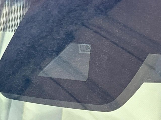 【プリクラッシュセーフティ】前方の車両等を検知し、衝突しそうな時は警報で注意を促し、ブレーキを踏む力をサポート。ブレーキを踏めなかった場合は衝突被害軽減ブレーキが作動、衝突回避をサポートします。