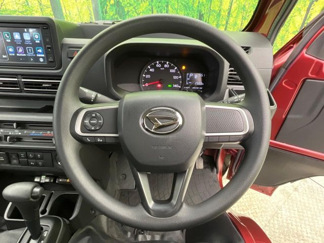 �C���e���A�ɍ��킹���f�U�C���̃X�e�A�����O�́A�^�]�������̂��Ƃ��l���A�^�]���₷���`��A�傫���ł��B�����x�A���ۂɐG���Ă��m���߂��������B