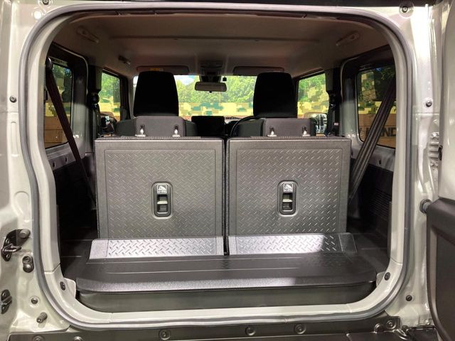 ���i�̂���������ʋ΁A���}���ɏ\���ȉ׎��X�y�[�X���m�ۂ��Ă���܂��B�Z�J���h�V�[�g��|���ƁA�傫�ȉו��̐ύڂ��\�ł���