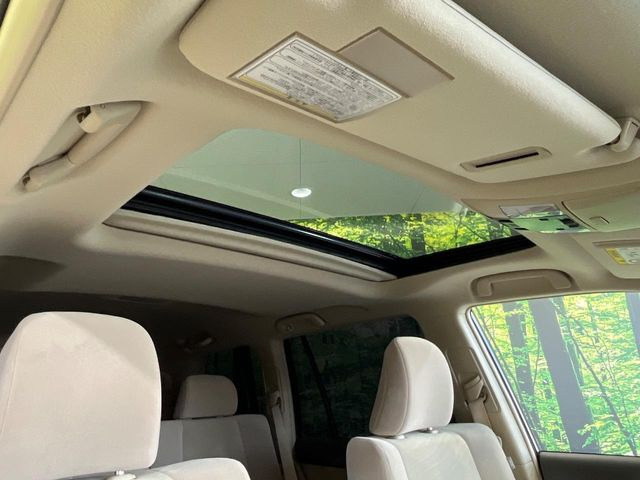 【サンルーフ】開放感たっぷりの希少装備、サンルーフが装着されています!車内に明かりを取り入れたり景色を楽しむ以外にも、車内の空気も簡単に換気できて快適です!