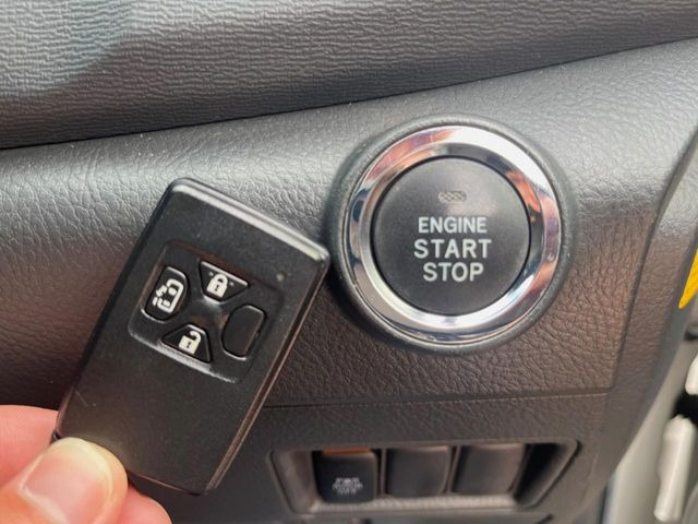 �y�X�}�[�g�L�[�z�J�o����|�P�b�g�ɓ��ꂽ�܂܂ł��h�A�̎{���E�������\�ȃX�}�[�g�L�[�𑕔��B�G���W���̃I���E�I�t�����J�M�����o���K�v����������Ƃ��Ă��֗��ł���