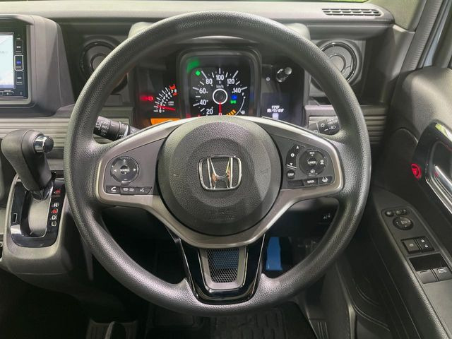 �C���e���A�ɍ��킹���f�U�C���̃X�e�A�����O�́A�^�]�������̂��Ƃ��l���A�^�]���₷���`��A�傫���ł��B�����x�A���ۂɐG���Ă��m���߂��������B