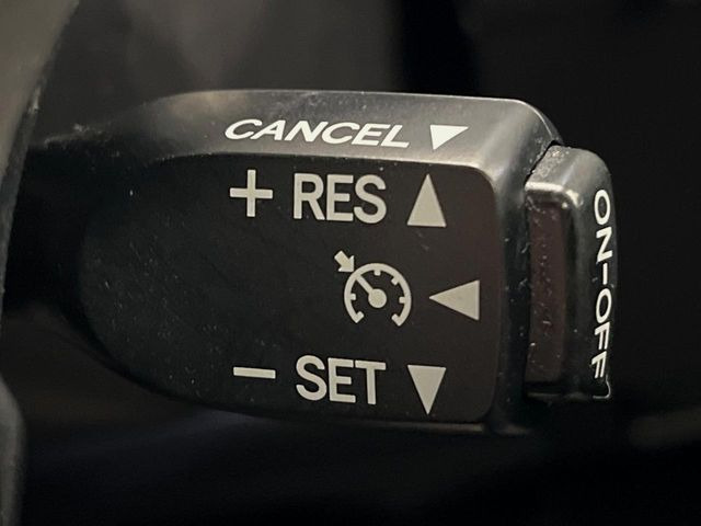 【クルーズコントロール】高速道路もラクラク走行。アクセルを離しても一定速度で走行ができ、長距離運転時の負担を軽減!加速・減速も簡単なスイッチ操作で調整できます。