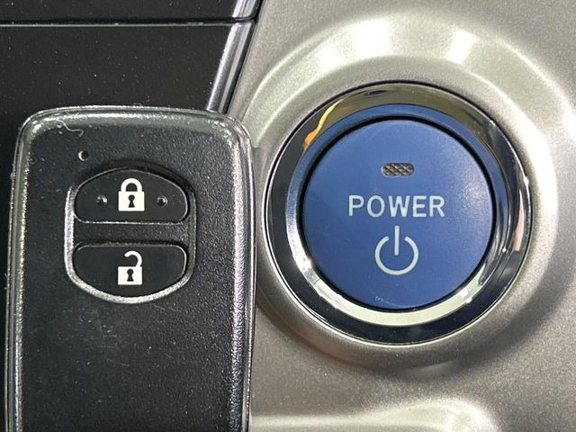 【スマートキー】カバンやポケットに入れたままでもドアの施錠・解錠が可能なスマートキーを装備。エンジンのオン・オフ時もカギを取り出す必要が無いからとっても便利です♪